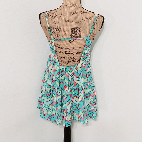 en creme flowy ruffled  geometric print top spaghetti strap Small EUC - Picture 3 of 6